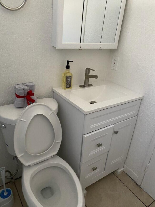 Foto del edificio - 11914 Wilmington Ave