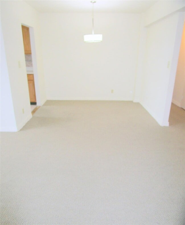 Building Photo - 123 Valentine Ln