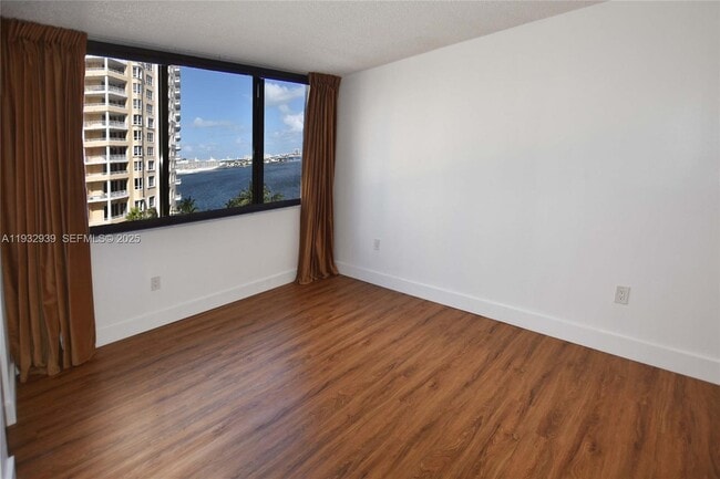 Building Photo - 540 Brickell Key Dr