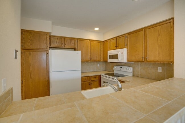 Building Photo - Downtown Mercer Island Condo Available Now!