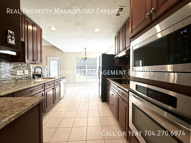 Foto del edificio - 7915 Vermilion Dr