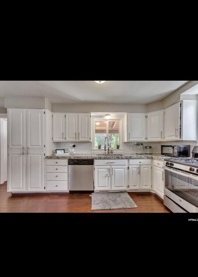 Foto del edificio - ***COMING SOON*** Beautifully Updated Two-Story Home with Detached 2-Car Garage!