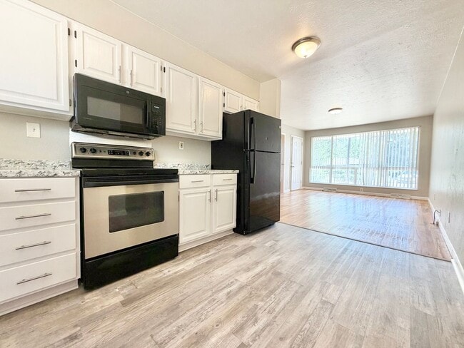 Building Photo - Bright and Spacious Lakewood Duplex Available for Immediate Rental!!!