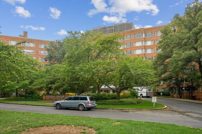 Building Photo - Walk to Georgetown! One Month Concession! Professionally Managed & Recently Renovated // 1 Bedroo...