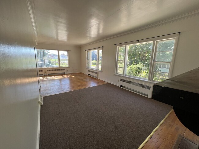 Building Photo - Large 1 Bedroom