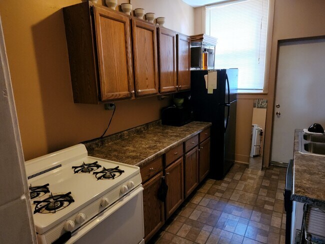 Foto del edificio - 911 W Irving Park Rd