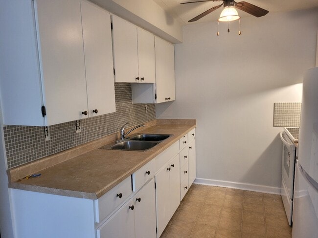 EAT IN KITCHEN - 103 Robert St W