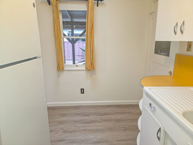 Foto del edificio - Charming Duplex Style 1 Bedroom 1 Bathroom Menlo Park Bungalow!