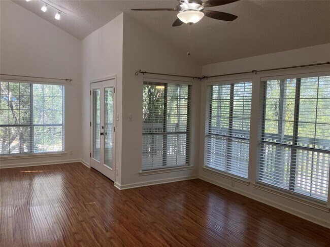 Building Photo - 3809 Spicewood Springs Rd