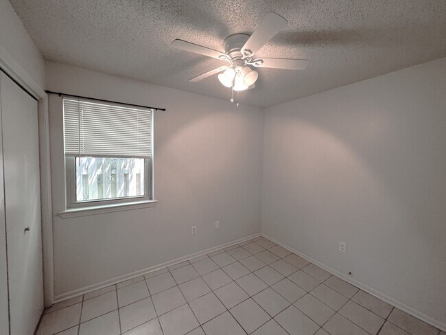 Building Photo - Country Club Estates off Brentwood at Jeff...