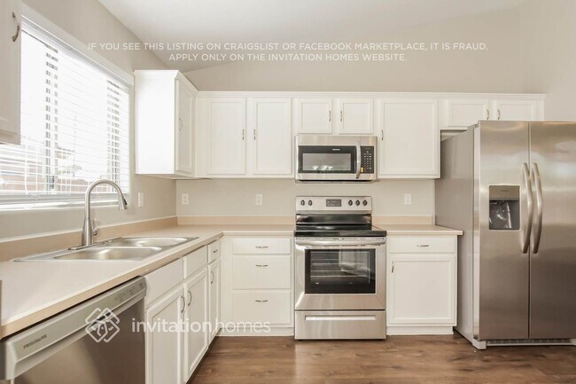 Building Photo - 3352 E Chickadee Rd