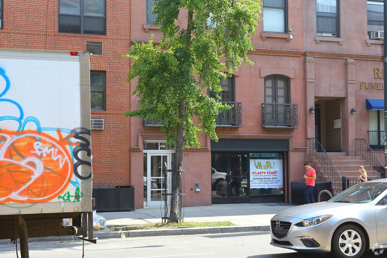 Foto del edificio - 327 W 14th St