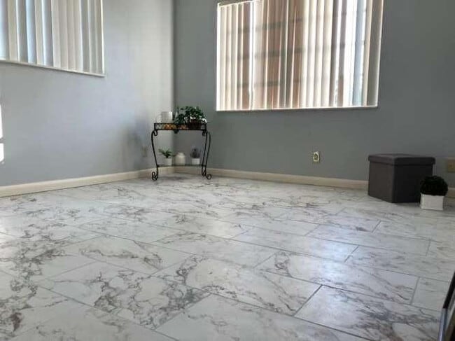 Foto del edificio - 317 Lake Evelyn Dr