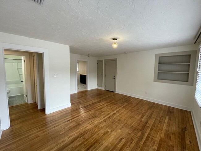 Building Photo - Recently Renovated 2 Bedroom Apartment in ...