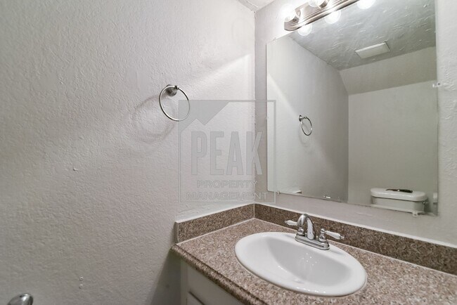 Building Photo - Prime Location Townhome Offer Just Minutes...