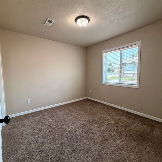 Foto del edificio - Spacious 3 Bedroom, 3 Full Bathroom Townhouse!!