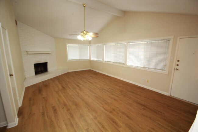 Foto del edificio - 5302 Town Park Blvd