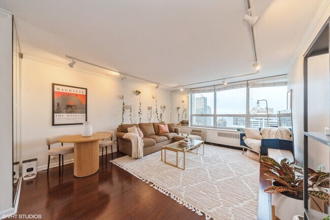 Foto del edificio - 70 W Burton Pl
