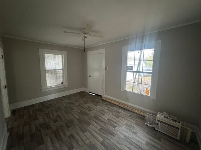 Building Photo - Cozy 1-Bedroom Home with Inviting Living S...