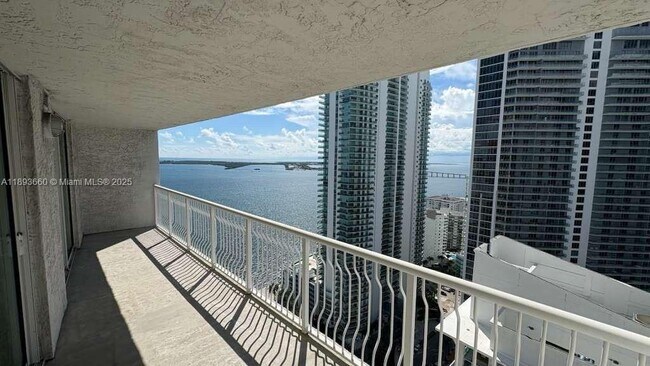 Foto del edificio - 1200 Brickell Bay Dr