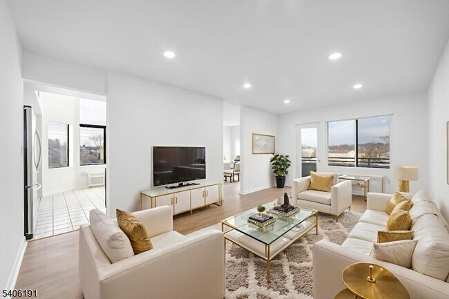 Building Photo - 850 Main St