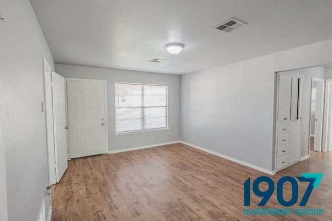 Building Photo - Charming 3-Bedroom Home in Del City - Read...