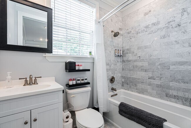 Building Photo - 1BD/1BA Near St Charles Ave/Garden District