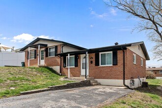 Building Photo - 945 Ohlman Ave