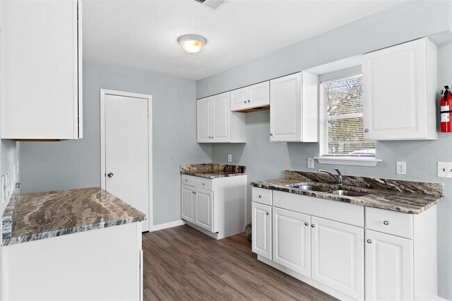 Foto del edificio - 2121 Brewster St