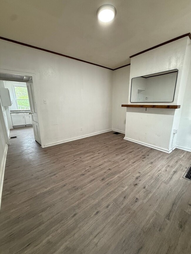 Brighton Heights 2-Bedroom Townhome – Quiet Living with Easy Downtown Access - Brighton Heights 2-Bedroom Townhome – Quiet Living with Easy Downtown Access