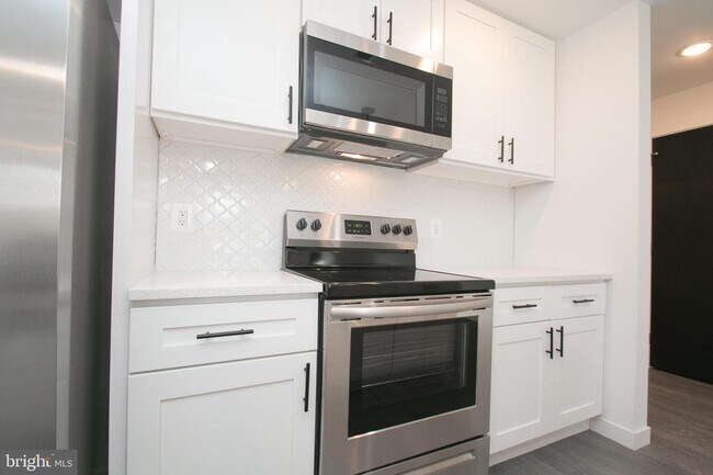 Building Photo - 6 N 57th St