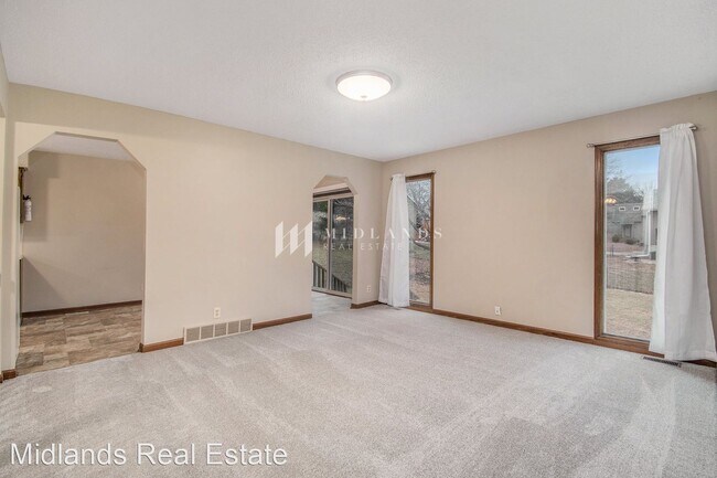 Building Photo - 3 br, 2 bath House - 8410 S 142nd Avenue