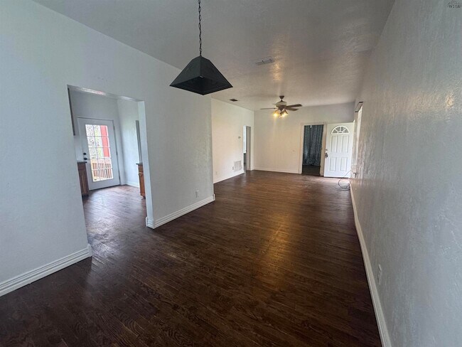 Foto del edificio - 214 N Archer St