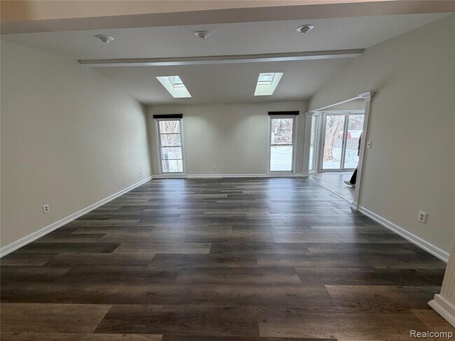 Building Photo - 48 Webb Ave