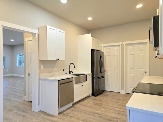 Building Photo - Newly Remodeled 2 Bedroom 1 Bath in Granit...