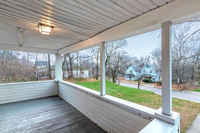 Building Photo - 679 Euclid Ave