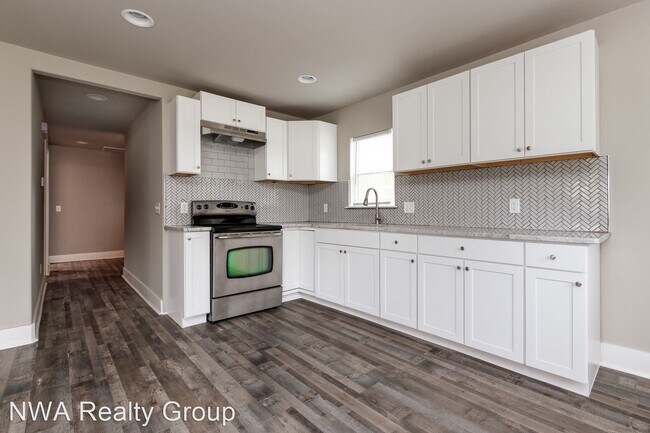 Building Photo - 2 br, 2 bath House - 598 N. Elm St.