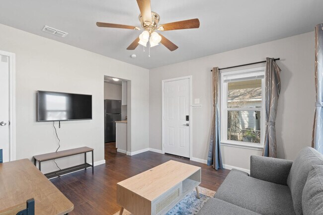 Building Photo - 1004 E Powell Ave