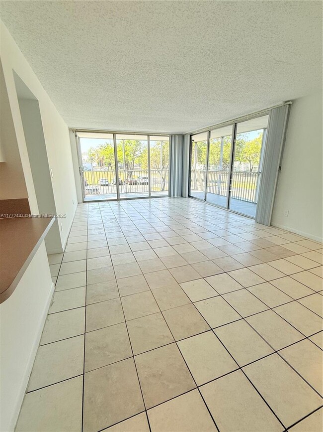 Foto del edificio - 700 NW 214th St