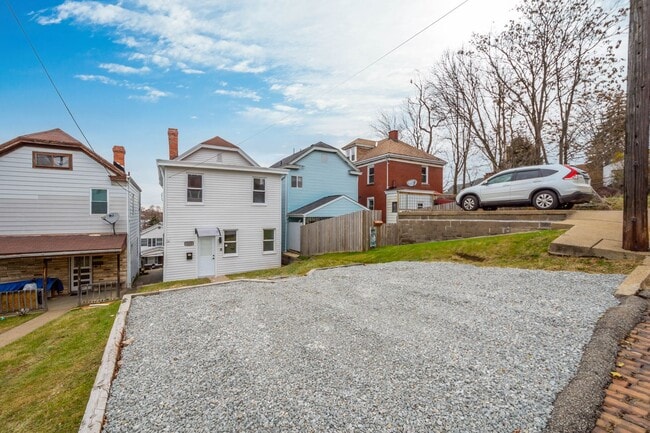 Foto del edificio - Gorgeous 4 bedroom home in Carrick available May 1!