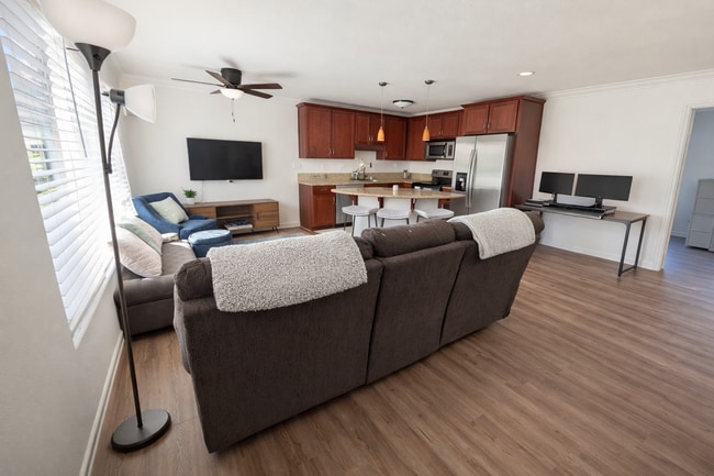 Laminate flooring, light and bright - 3956 Texas St