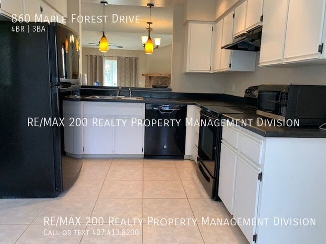 Building Photo - Location, location, location! Beautiful 4/...