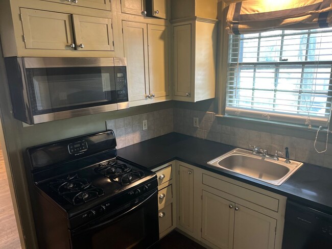 Building Photo - 2 bed, 1 bath near Central and Highland