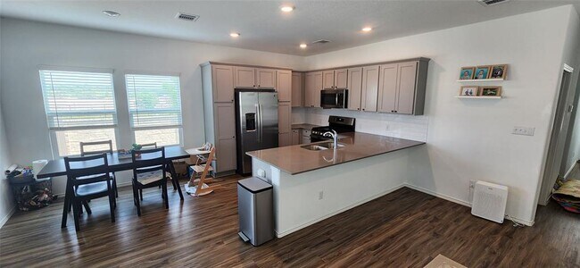 Building Photo - 1320 Weatherford Ln