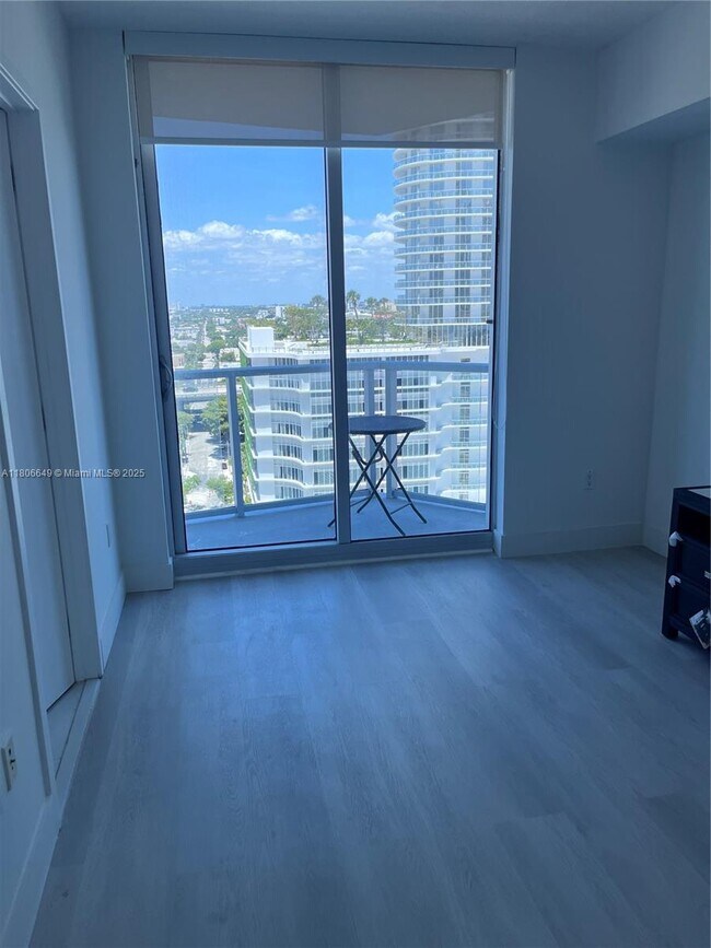 Foto del edificio - 185 SW 7th St