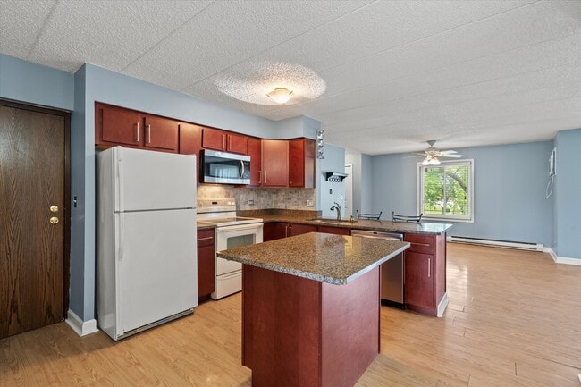 Foto del edificio - 708 Briar Hill Ln