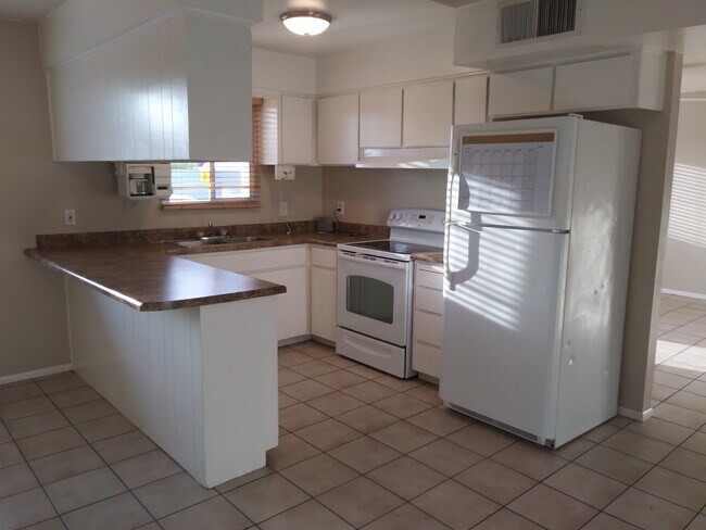 cocina - 3116 S Clementine Dr