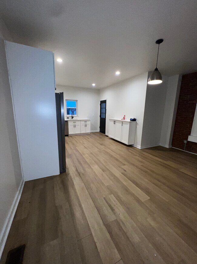 Building Photo - 313 E 17th Ave