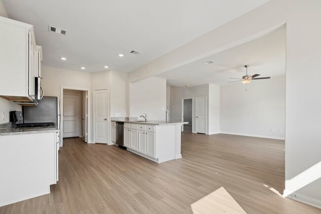 Foto del edificio - 360 Kingston Wy