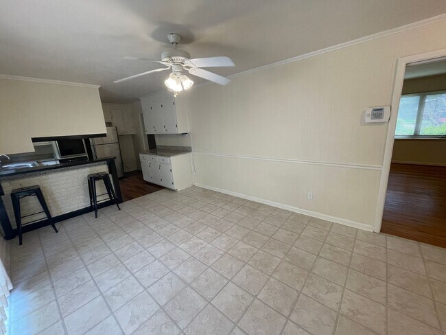 Foto del edificio - Large 3 bedroom 1.5 bath house available!